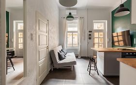 D63 Dohany Apartment